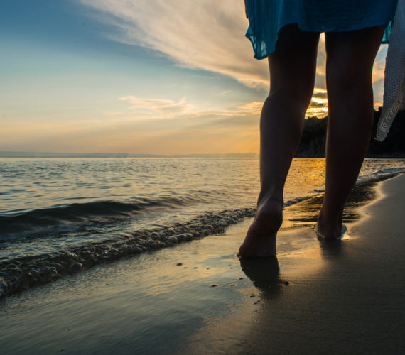 Beach walking: i benefici di camminare sulla spiaggia